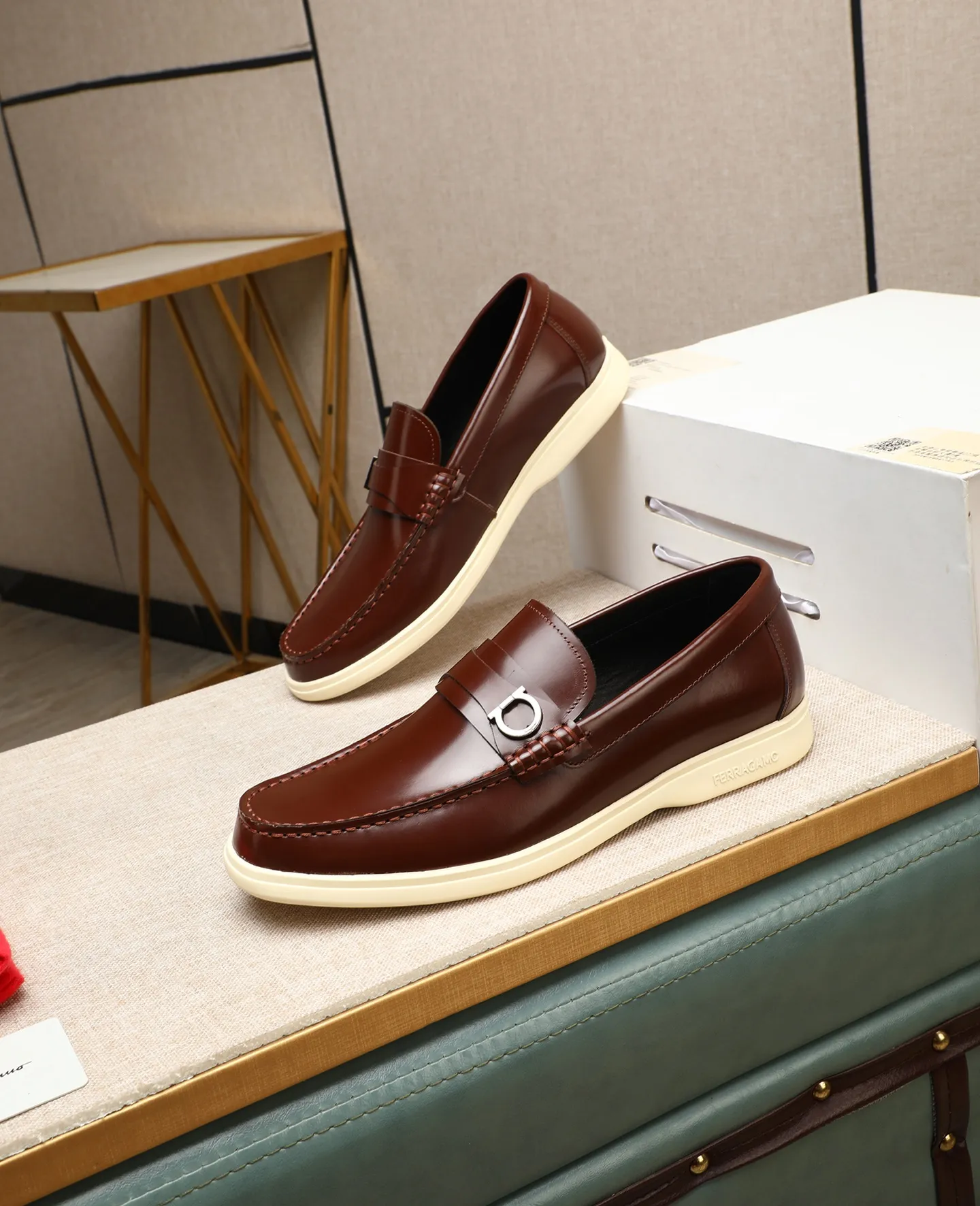 Men's shoes 💰580 📛📛(water-dyed cow lining) Salvatore Ferragamo high-end (Salvatore Ferragamo) is the top international luxury footwear brand. It comes from the fashion kingdom of Italy. It is famous all over the world for its traditional handmade design and novel styles... 🚶🏻🚶🏻New suit shoes are available simultaneously at the counter. This style is purely handmade. The fabric is imported Italian calfskin➕Soft water-dyed cowhide lining. Original authentic outsole🌀🌀Size: 38➖44 (45 46 customized)